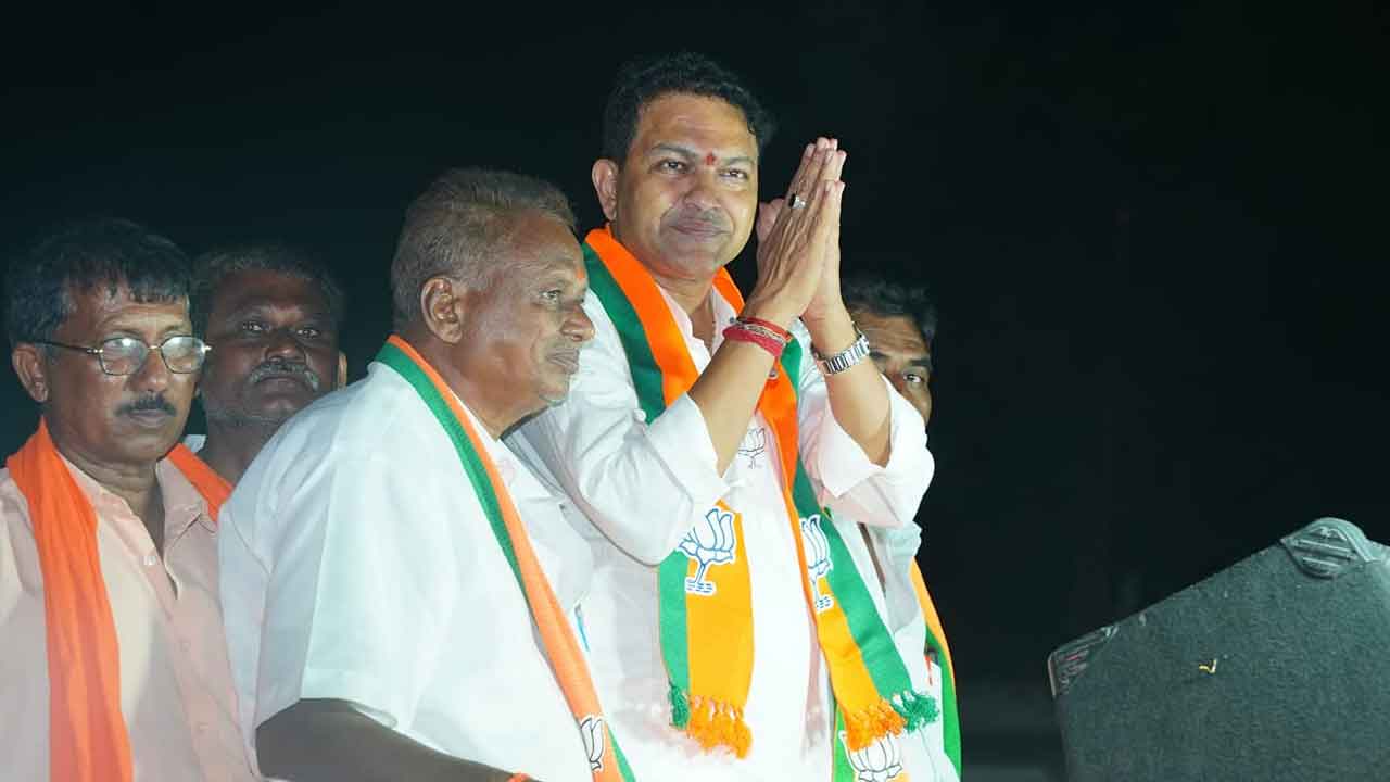 BJP | సభలో నుంచి వెళ్లిపోవద్దు ప్లీజ్.. బౌన్సర్లను ఏర్పాటు చేసి ప్రజలను అడ్డుకున్న బీజేపీ శ్రేణులు