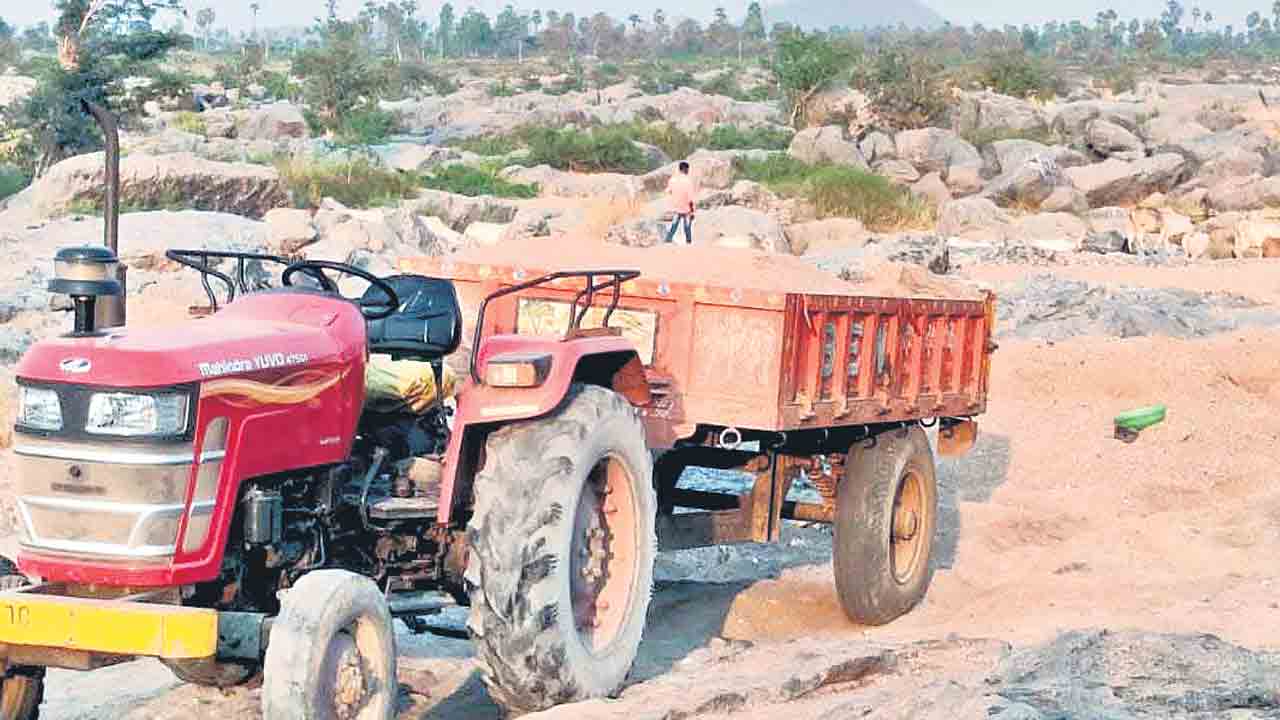 ఇసుక దోపిడీ