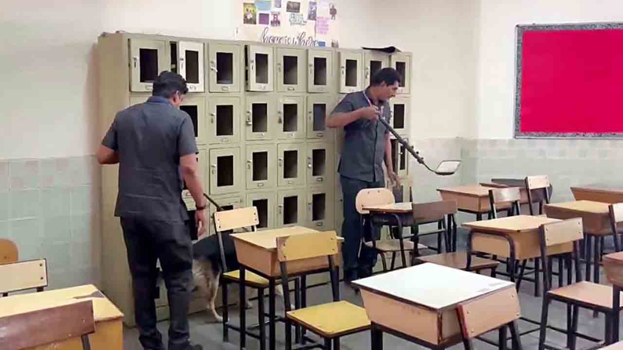 Bomb Threats | ఢిల్లీలోని పలు పాఠశాలలకు బాంబు బెదిరింపులు.. వారంలో నాలుగోసారి