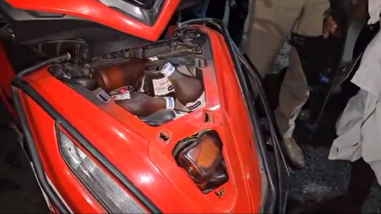 Liquor Bottles | స్కూటీనే వైన్స్‌గా మార్చిన వృద్ధుడు.. కోదాడ నుంచి 100 మద్యం బాటిళ్లు తరలిస్తూ పట్టుబడ్డాడు.. వీడియో