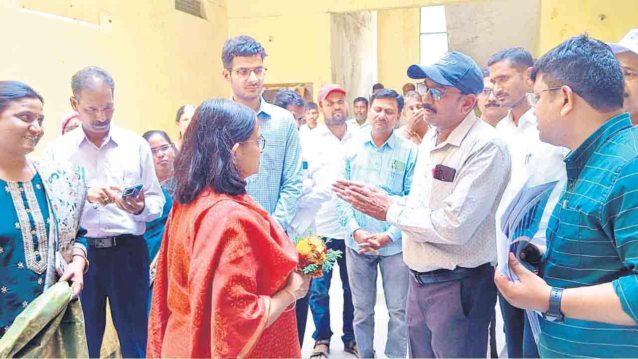 కూలీల హాజరు శాతం పెంచాలి..