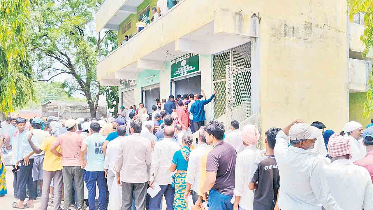 పహారా నడుమ పంపిణీ