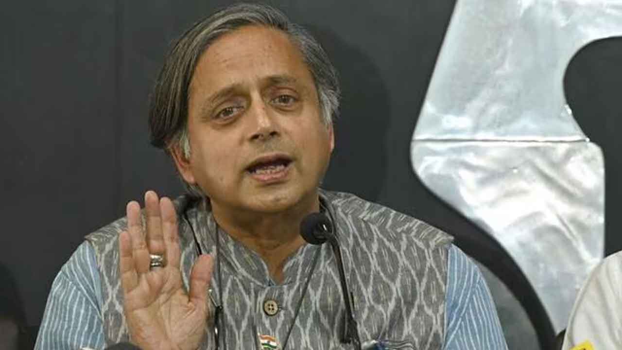 శశిథరూర్ పీఏ గోల్డ్ స్మగ్లింగ్!