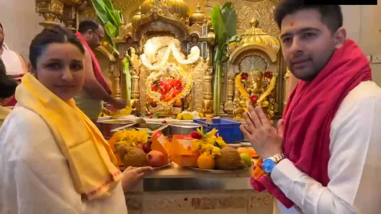 Raghav Chadha | భార్య పరిణీతితో కలిసి సిద్ధి వినాయక ఆలయానికి రాఘవ్‌ చద్దా.. Videos