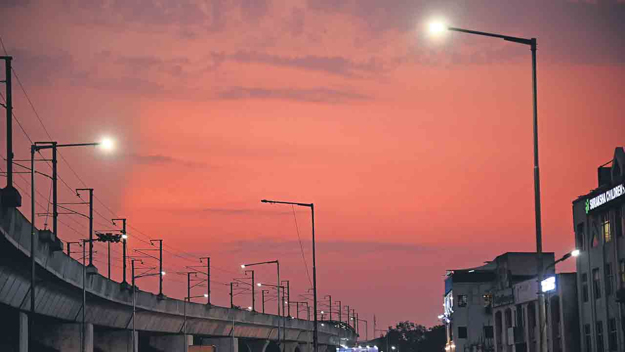 ఈదురుగాలులతో..