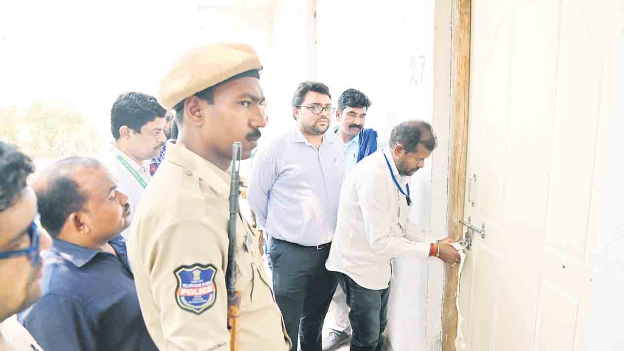 స్ట్రాంగ్‌ రూంలలో అభ్యర్థుల భవితవ్యం