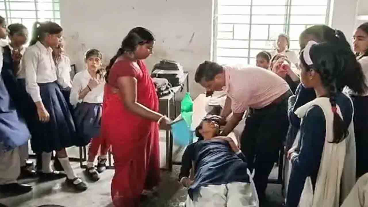 Students Faint | బీహార్లో తెరుచుకున్న స్కూళ్లు.. ఎండలు తట్టుకోలేక సొమ్మసిల్లిన విద్యార్థులు
