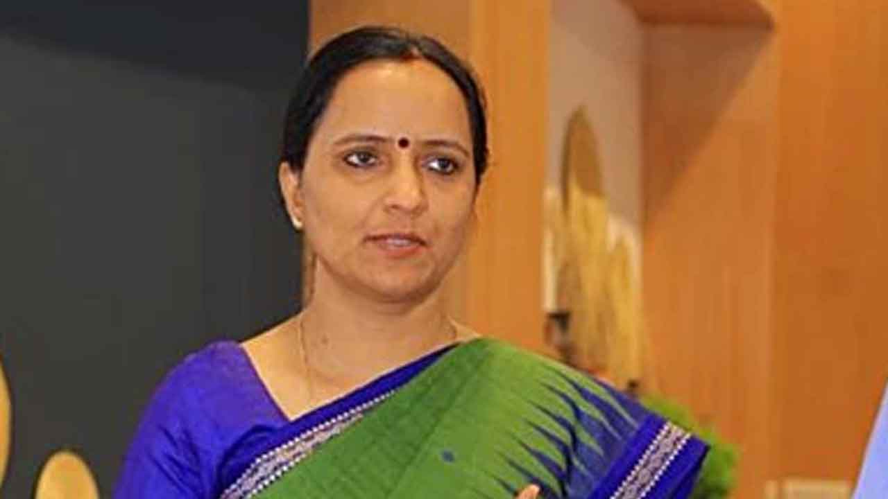 పాండియన్‌ సతీమణిపై బదిలీ వేటు