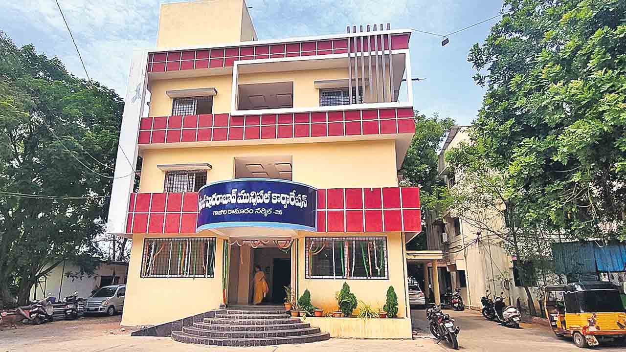 జీహెచ్‌ఎంసీ మహిళా సిబ్బందిపై లైంగిక వేధింపులు.. భయపెట్టి కామకలాపాలు