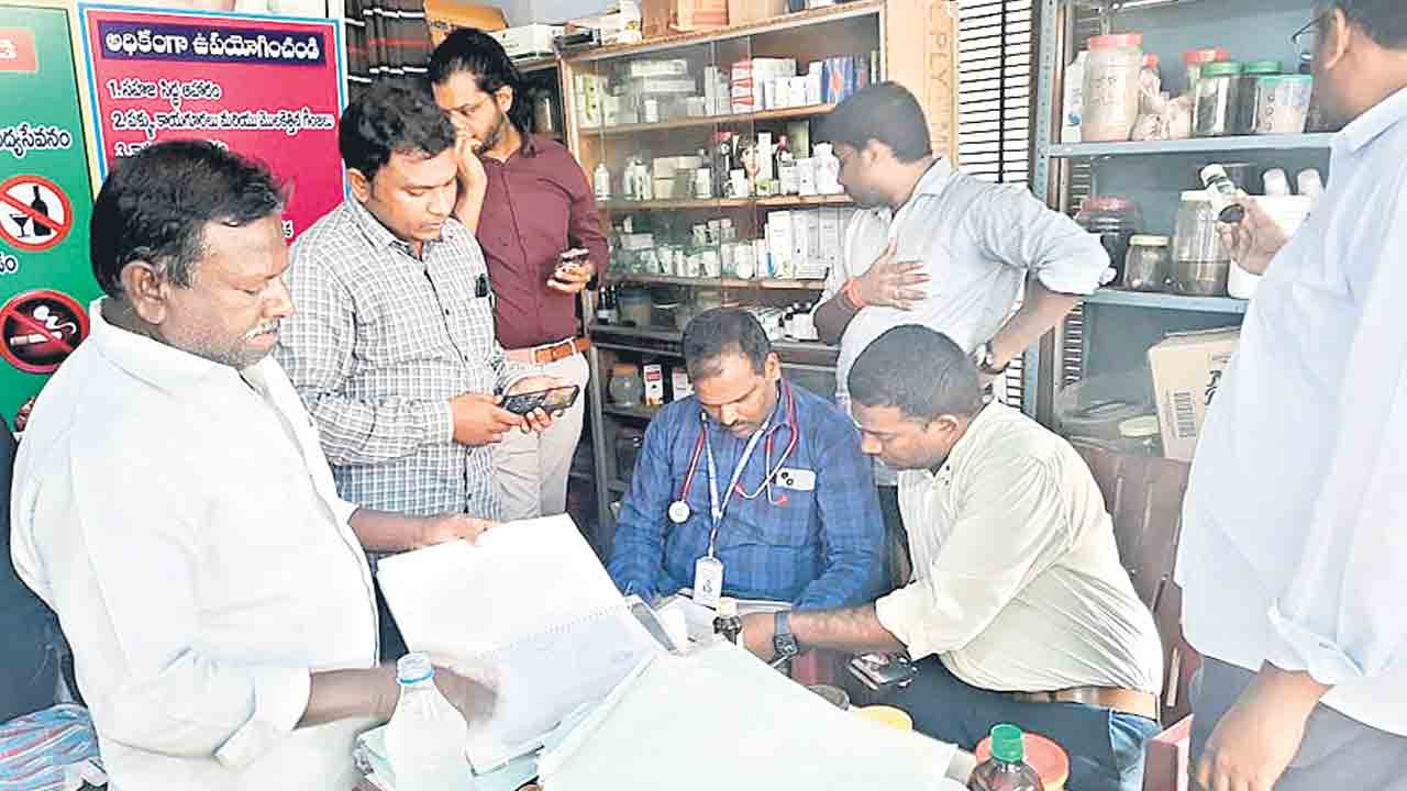 హుజూరాబాద్‌ ప్రైవేట్‌ దవాఖానలపై ఫోకస్‌