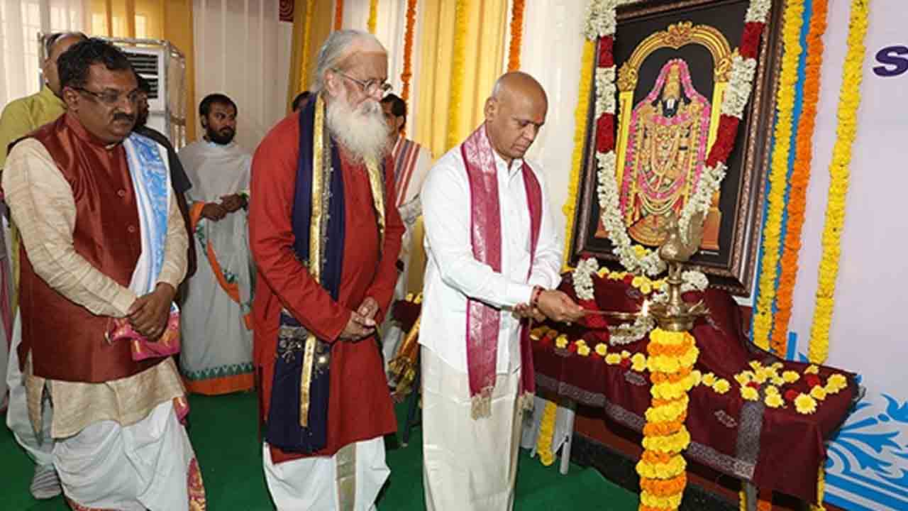 TTD | ప్రపంచ వేద విజ్ఞాన కేంద్రంగా వేంకటేశ్వర వేద విశ్వవిద్యాలయం : టీటీడీ ఈవో