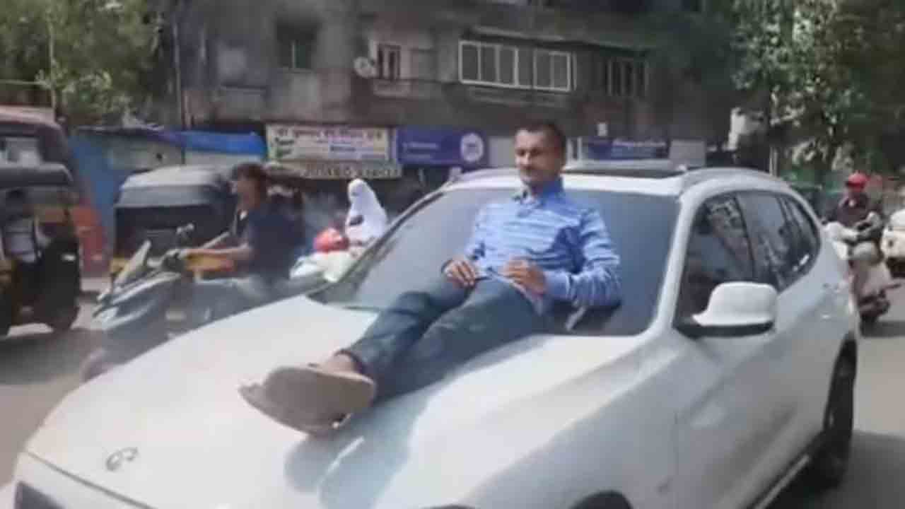 Teen drives with man on bonnet | బానెట్‌పై వ్యక్తితో కారు డ్రైవ్‌ చేసిన బాలుడు.. తర్వాత ఏం జరిగిందంటే?