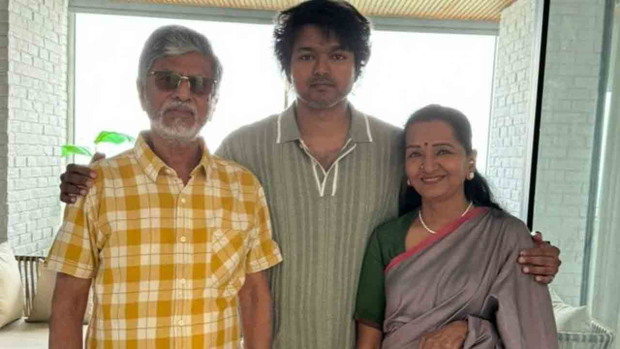 Thalapathy Vijay | అమ్మానాన్నతో దళపతి విజయ్‌.. స్పెషల్ ఏంటో మరి..?