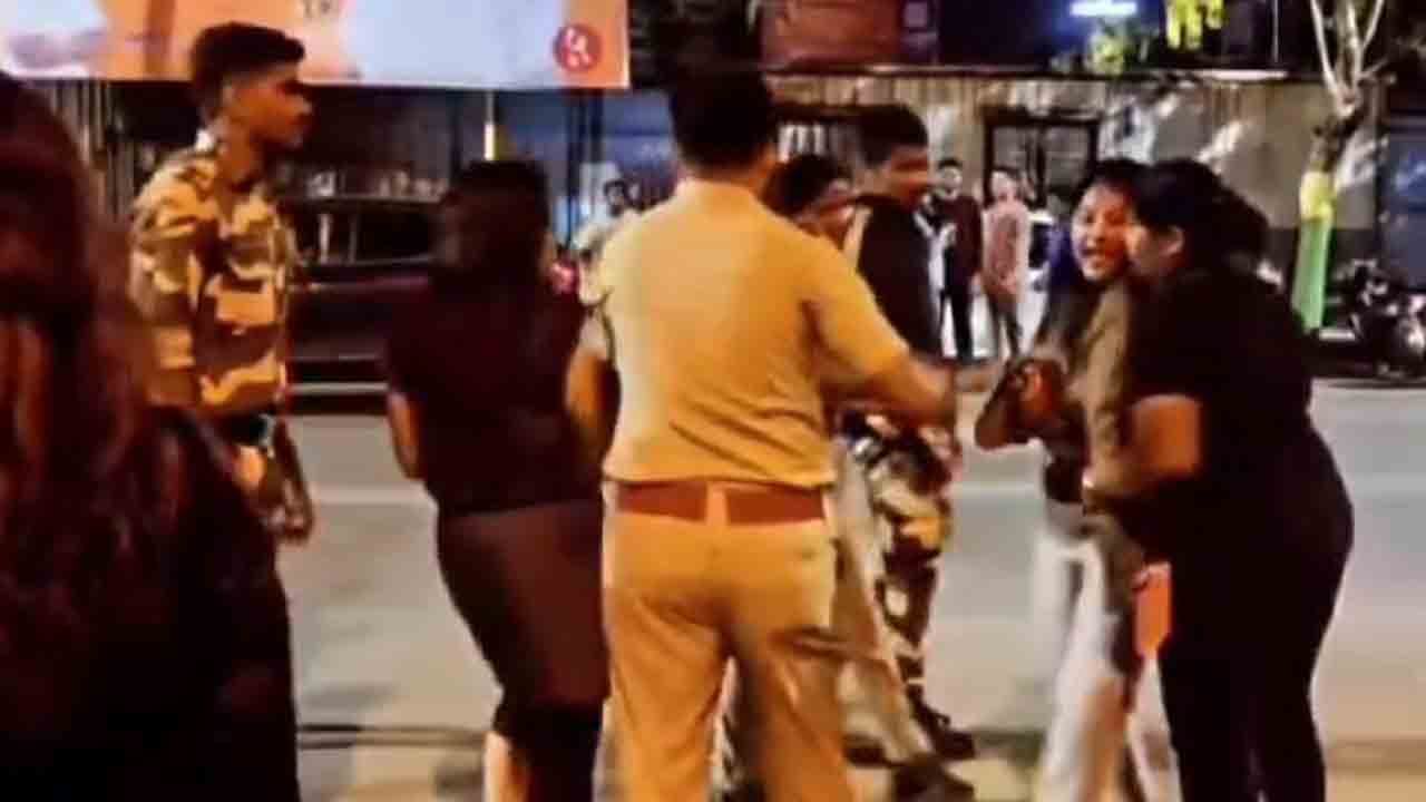 viral video | మద్యం మత్తులో ముగ్గురు యువతులు హల్చల్.. ఇన్స్పెక్టర్ కాలర్ పట్టుకుని.. VIDEO
