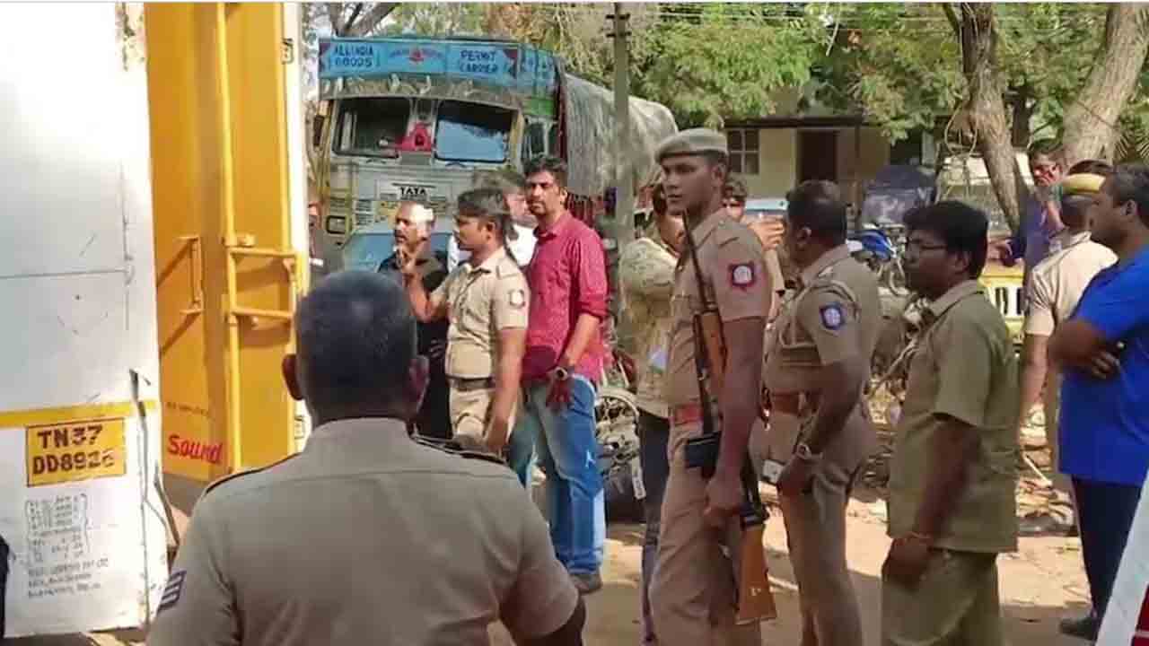 Truck carrying gold met with accident | రూ.666 కోట్ల విలువైన బంగారం తరలిస్తున్న వాహనానికి   ప్రమాదం.. తర్వాత ఏం జరిగిందంటే?