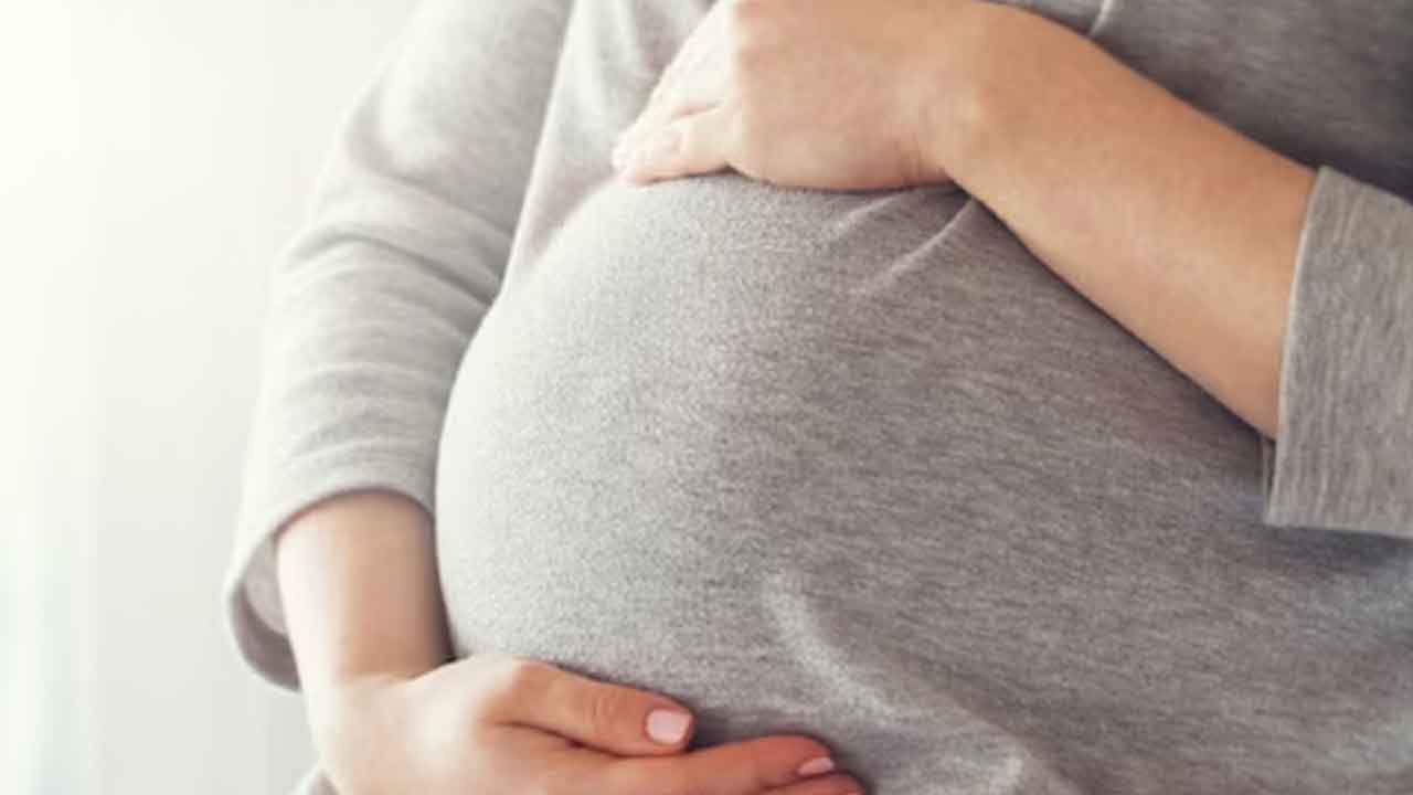 Crime | కొడవలితో భార్య పొట్టను కోసిన భర్త.. శిశువు లింగత్వాన్ని తెలుసుకునేందుకు దారుణం