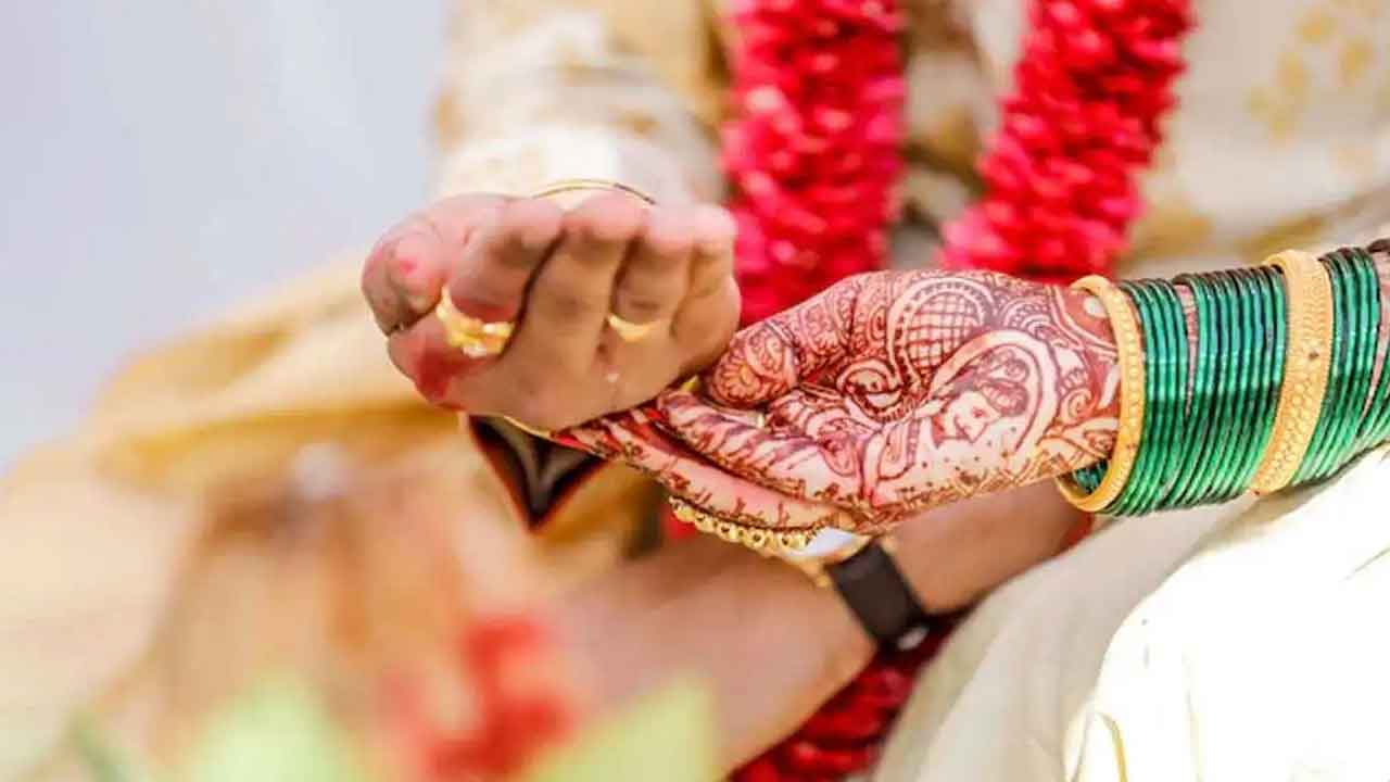 Marriage | వధువుకు వరుడు ముద్దు.. కొట్టుకున్న ఇరు కుటుంబాలు