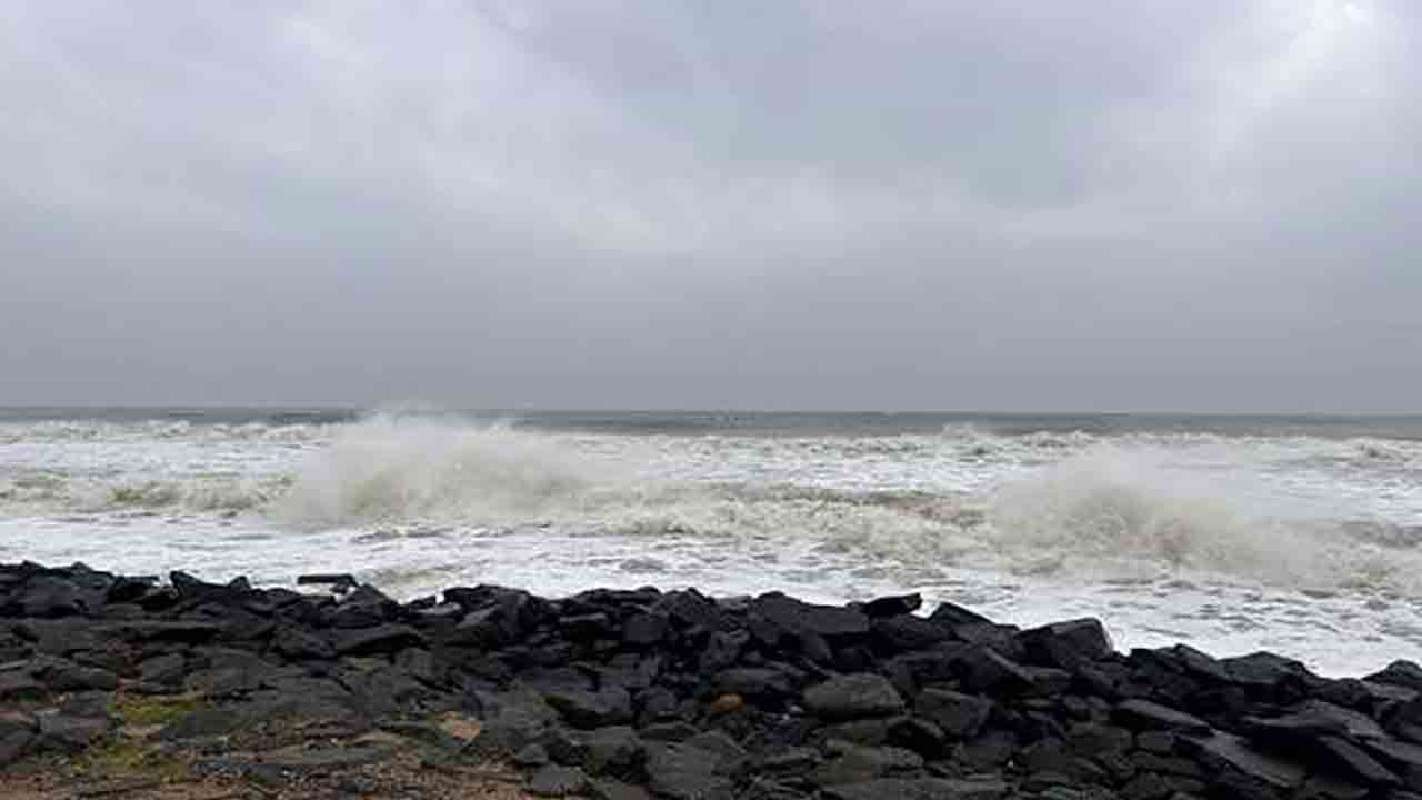 Remal effect | కాకినాడ ఉప్పాడ తీరంలో ఎగిసిపడుతున్న రాకాసి అలలు