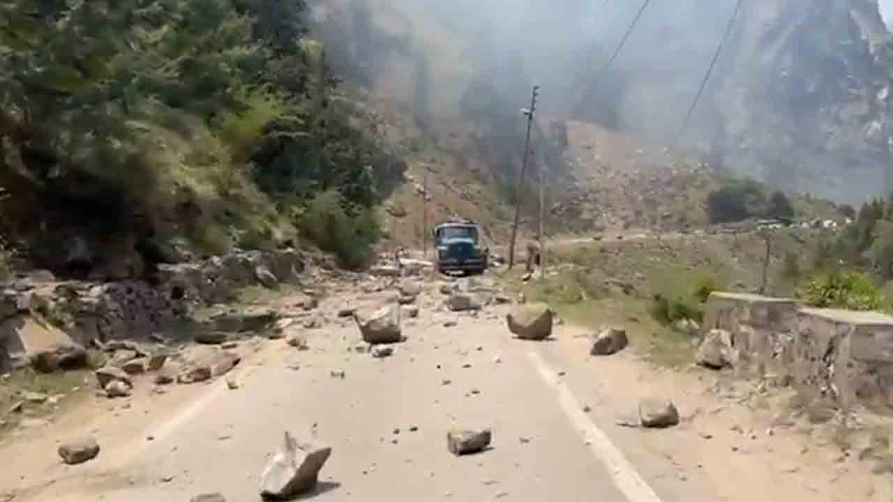 Dehradun | గంగోత్రి మార్గంలో వాహనాలపై పడ్డ బండరాళ్లు.. ఒకరు మృతి