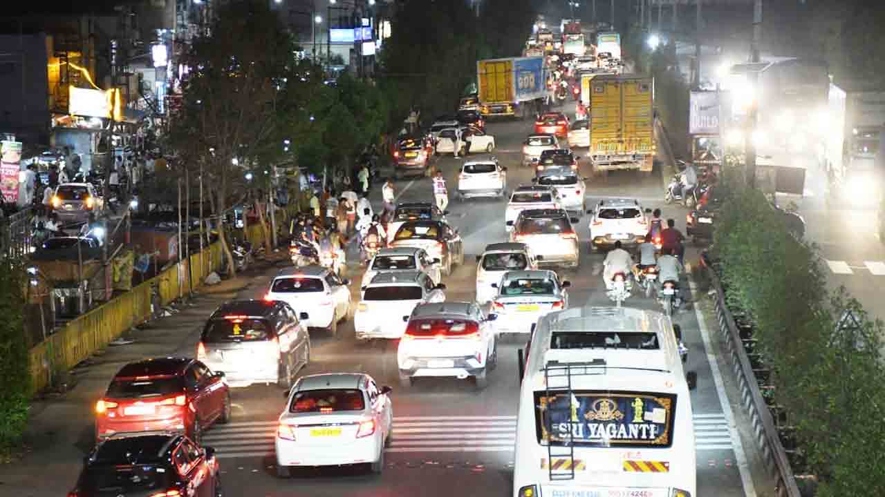 హైవేపై వాహనాల రద్దీ