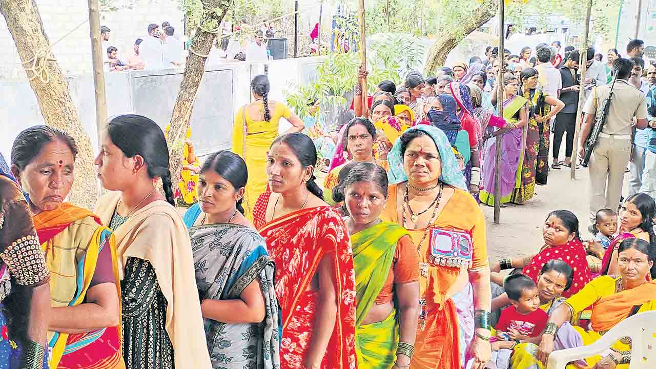 బారులుతీరారు..