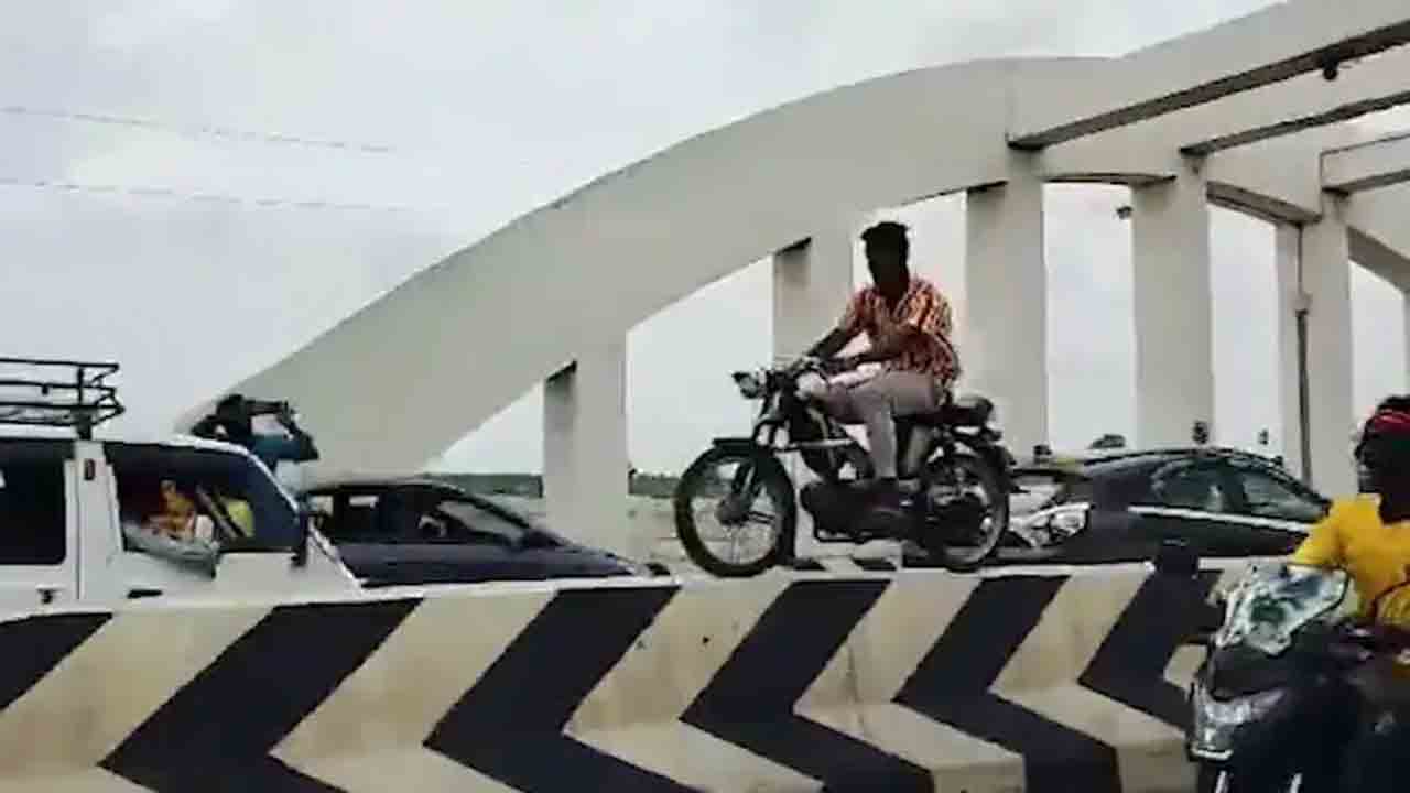Viral Video | రోడ్డు మధ్యలో డివైడర్‌పై బైక్‌ నడిపిన యువకుడు.. వీడియో వైరల్‌