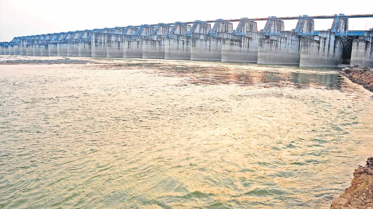 తక్షణమే బరాజ్‌లకు మరమ్మతులు!