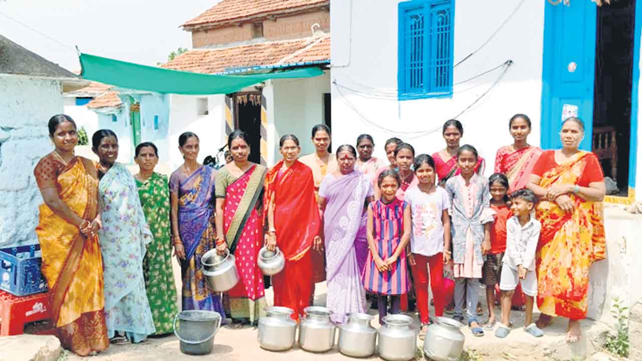 తాగునీటి కోసం రోడ్డెక్కిన మహిళలు