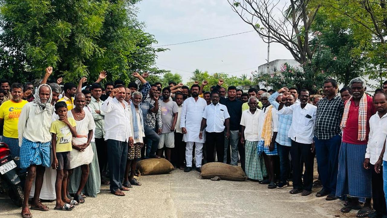 Farmers| తడిసిన ధాన్యంతో పోలింగ్‌ కేంద్రానికి.. కనుముక్కలలో పోలింగ్‌ బహిష్కరించిన రైతులు