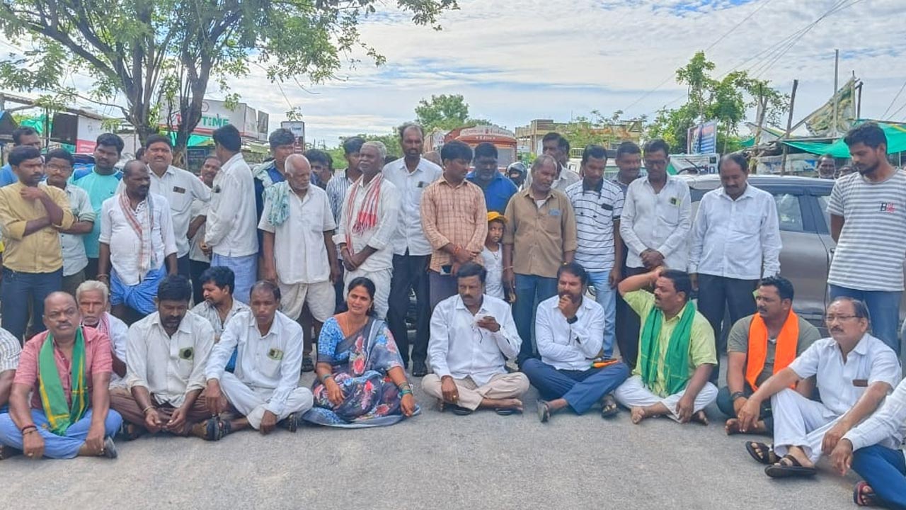 Farmers | అకాల వర్షాలతో తడిసిన ధాన్యం కొనాలంటూ.. రోడ్డెక్కిన రైతులు