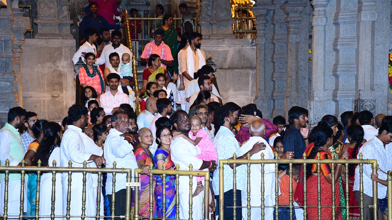 Yadagirigutta | యాదగిరిగుట్టకు పోటెత్తిన భక్తులు.. బస్సుల్లో రద్దీతో మెట్లమార్గంలో కొండపైకి