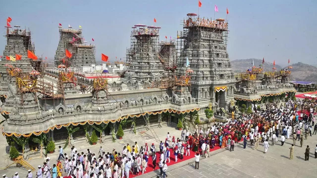 Yadadri dress code | యాదాద్రి భక్తులకు డ్రెస్‌ కోడ్‌ తప్పనిసరి.. జూన్‌ 1వ తేదీ నుంచి అమల్లోకి..