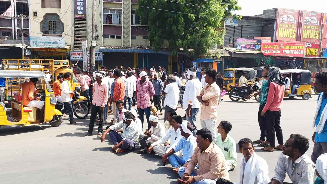 Cotton seeds | పత్తి విత్తనాల కోసం ధర్నాకు దిగిన రైతులు