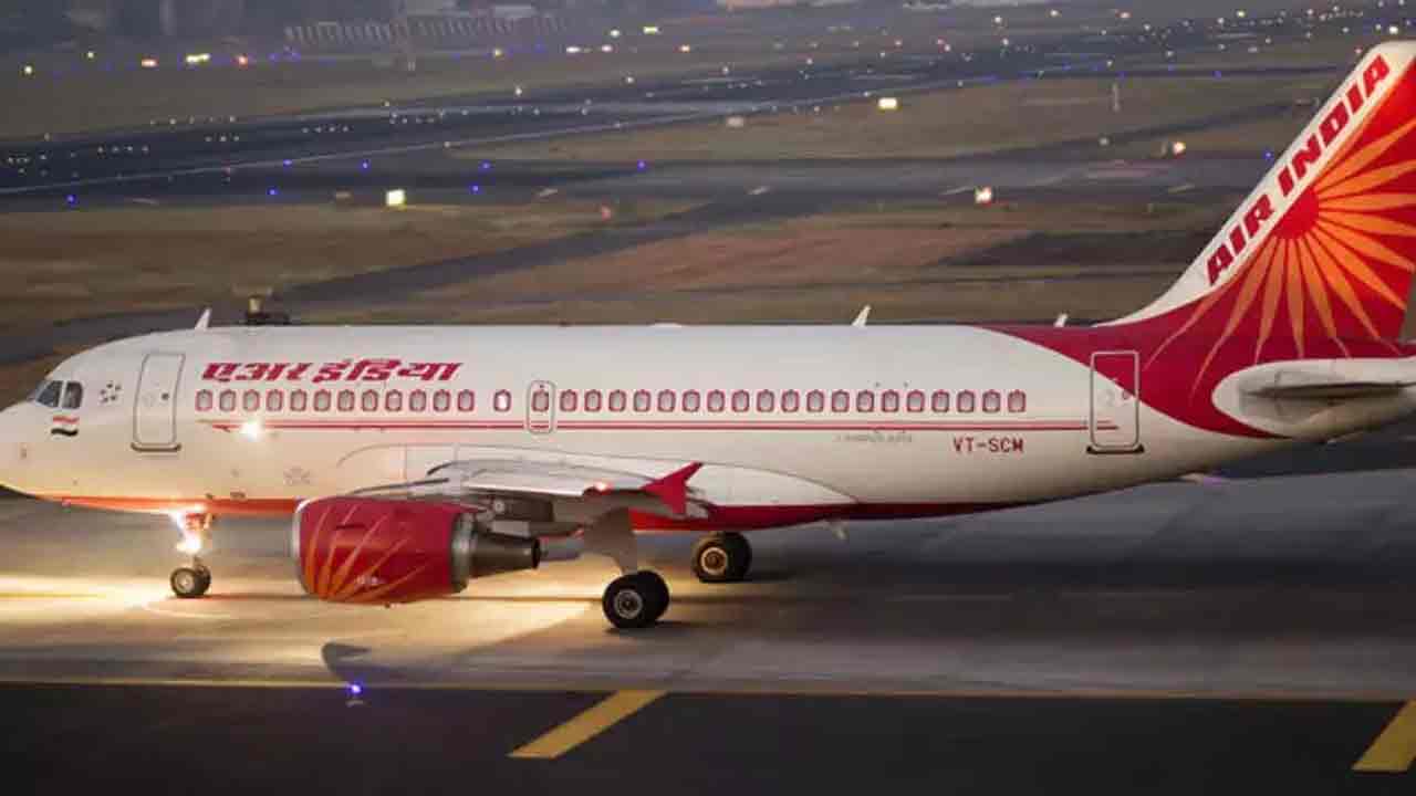 Air India Flight: ల‌గేజీ ట్రాక్ట‌ర్‌ను ఢీకొన్న విమానం.. 180 మంది ప్ర‌యాణికులు సుర‌క్షితం