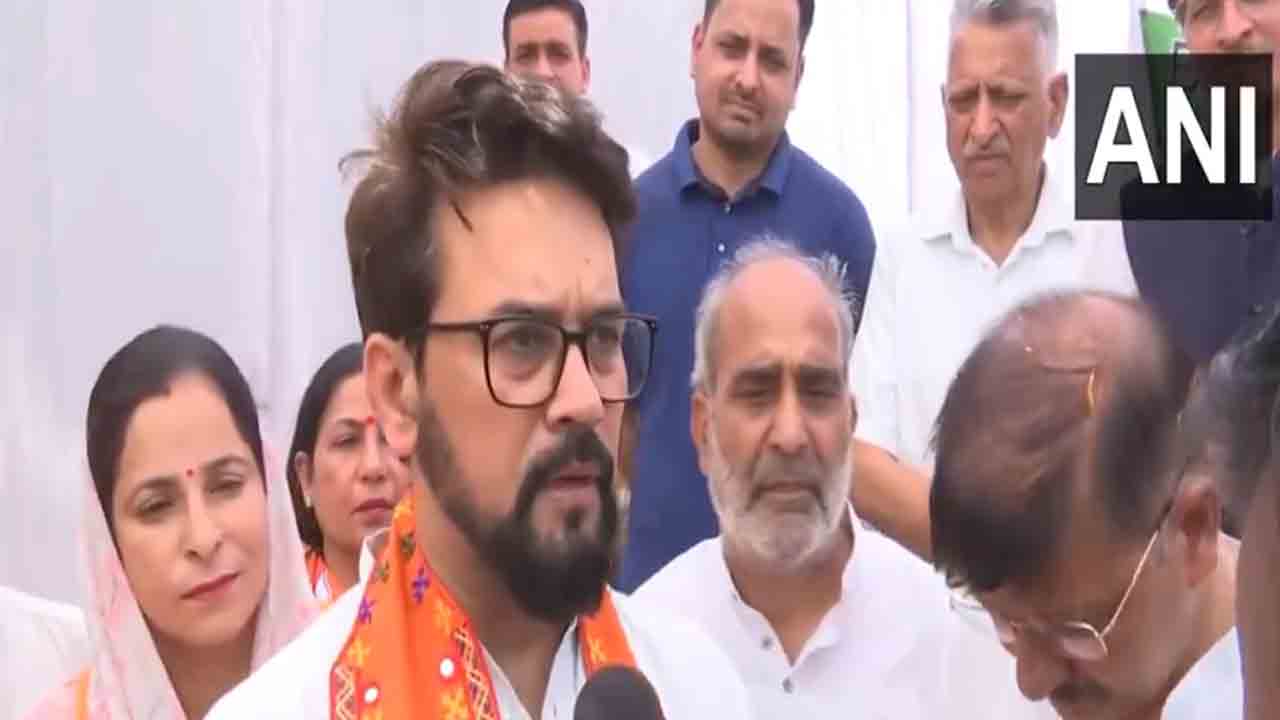 మండుటెండ‌లో కేజ్రీవాల్ ప్ర‌చారం..బెయిల్ పొడిగింపు కోర‌డం హాస్యాస్ప‌దం : అనురాగ్ ఠాకూర్‌