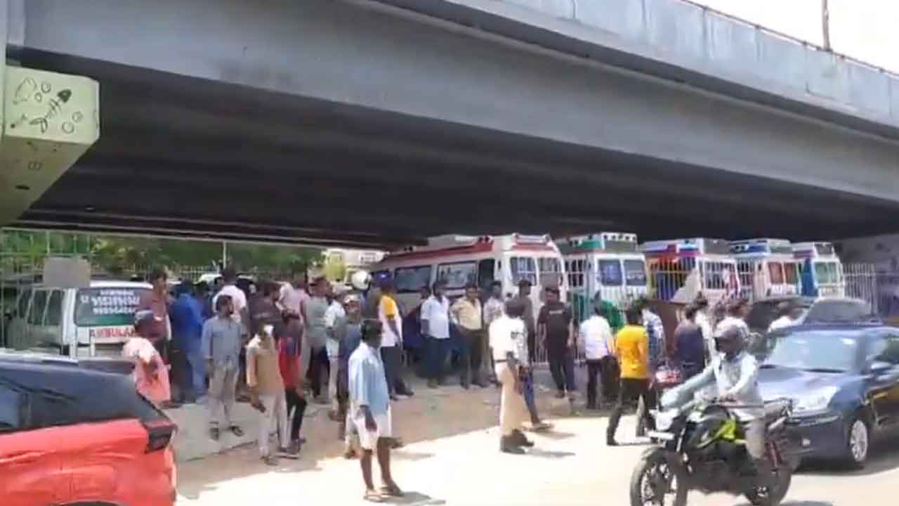 Ambulance drivers | బిజినెస్‌కు అడ్డు వస్తున్నారని అంబులెన్స్ డ్రైవర్లపై కర్రలతో దాడి