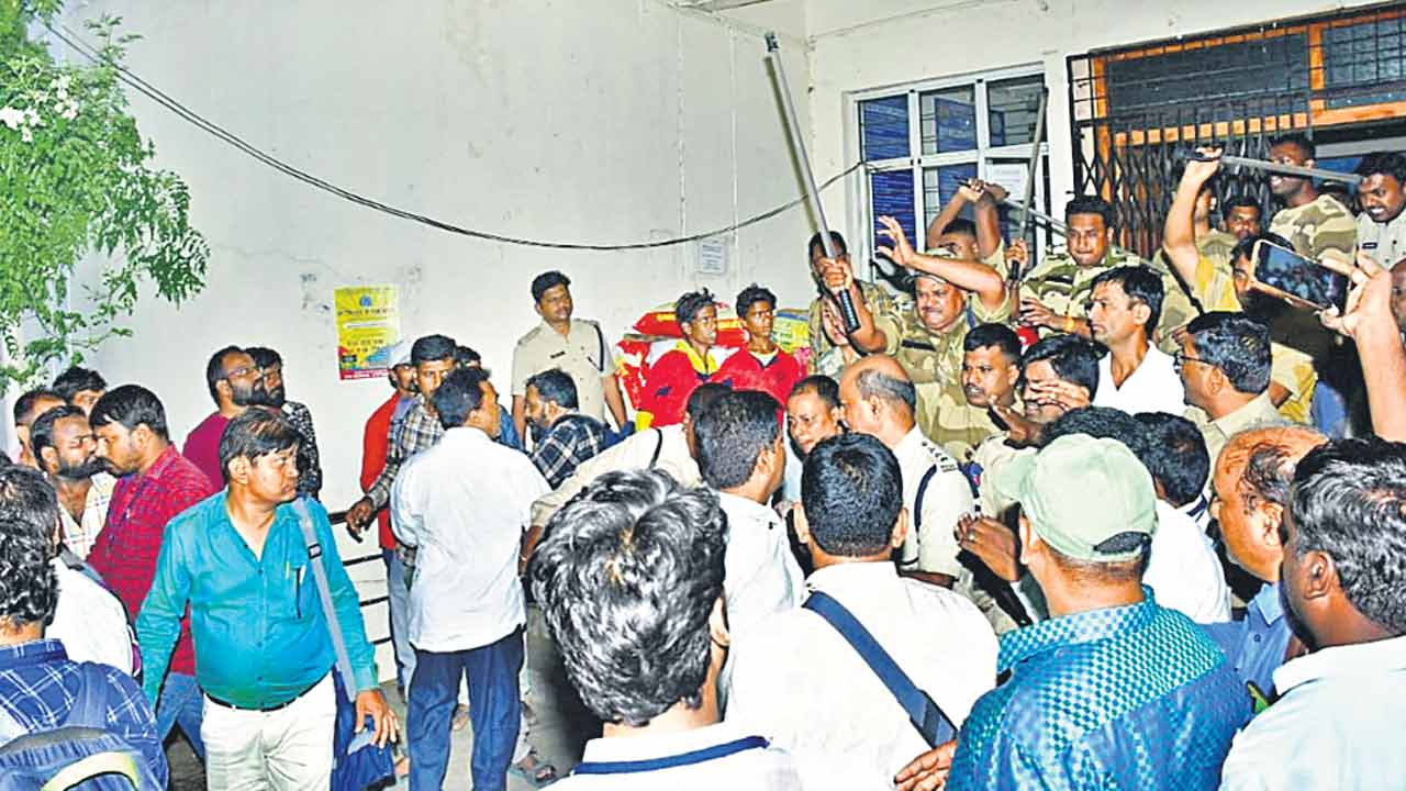 ఉపాధ్యాయులపై లాఠీ