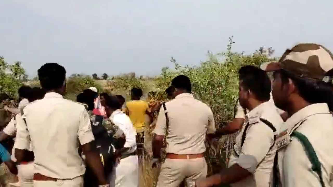 Asifabad | అటవీ అధికారులు, పోడుదారుల మధ్య ఘర్షణ.. పరిస్థితి ఉద్రిక్తం