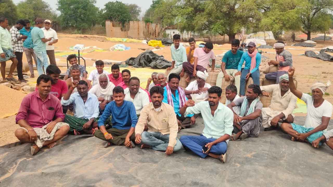 Asifabad | ధాన్యం కొనుగోలు కేంద్రంలో తూకంలో మోసం.. ఆందోళనకు దిగిన రైతులు