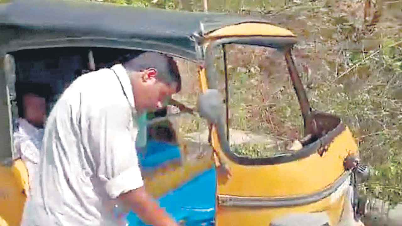 Seethakka | సీతక్క పర్యటనలో పోలీసుల జులుం.. ఆటోల అద్దాలను ధ్వంసం చేసిన పోలీసులు