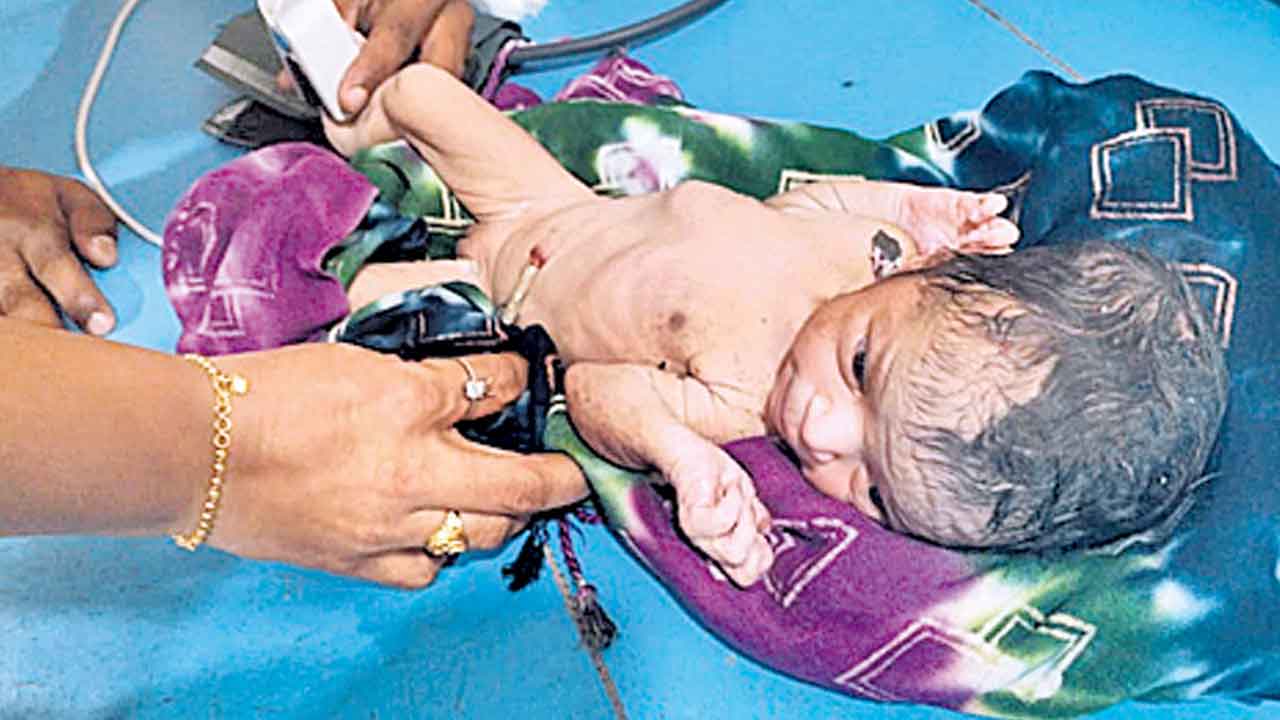 ఎవరిదీ ‘పాప’ం.. చెత్తకుప్పలో దొరికిన పసికందు