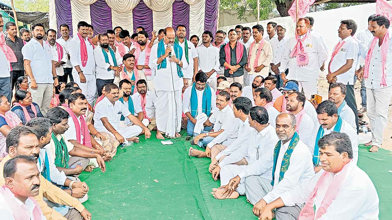 మెడలు వంచైనా 500 బోనస్‌ ఇప్పిస్తాం