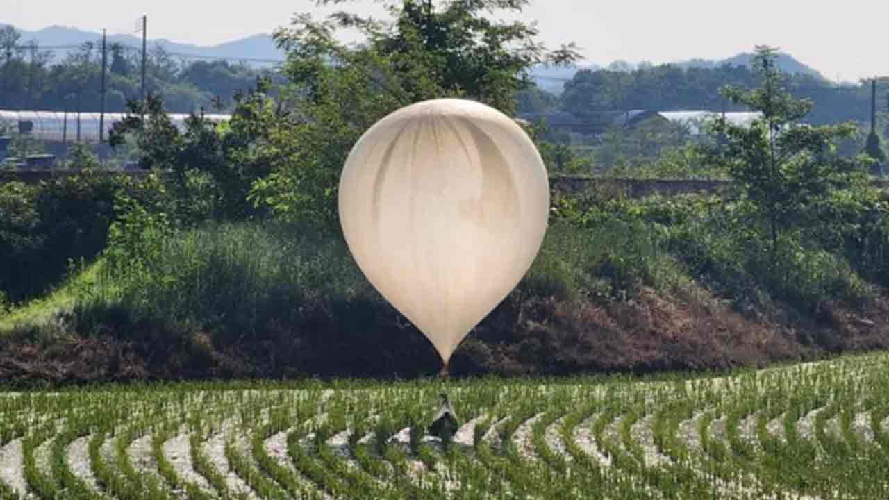 North Korea: ద‌క్షిణ కొరియాపై చెత్త బెలూన్ల‌ను జార‌విడిచిన ఉత్త‌ర కొరియా
