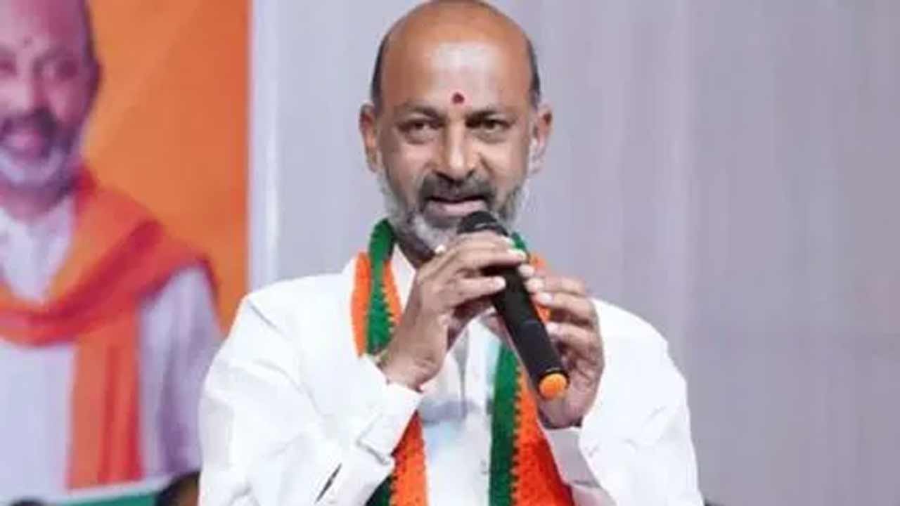 Bandi Sanjay | వేల కోట్లు దోచుకుని ఢిల్లీకి పంపిస్తున్నారు.. కాంగ్రెస్‌ నాయకులపై బండి సంజయ్‌ ఫైర్‌