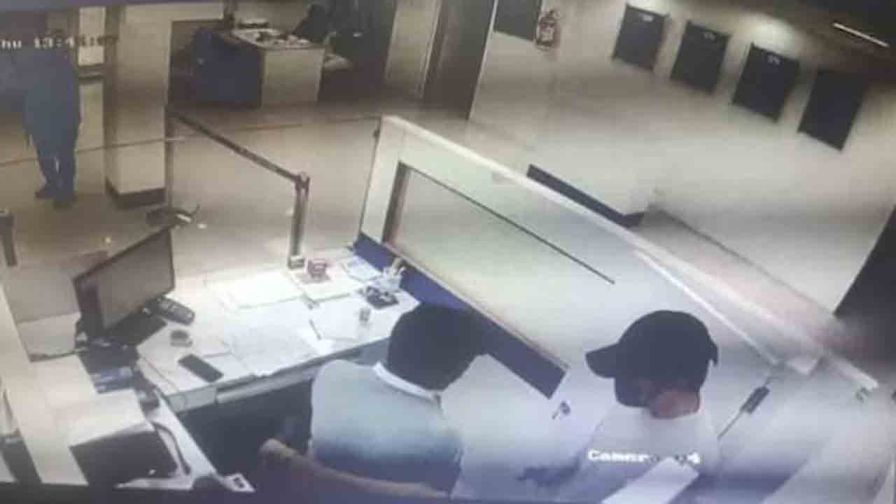 bank robbery | పట్టపగలే బ్యాంకు దోపిడీ.. ఎస్‌బీఐ బ్రాంచ్‌లో రూ.20 లక్షలు లూఠీ