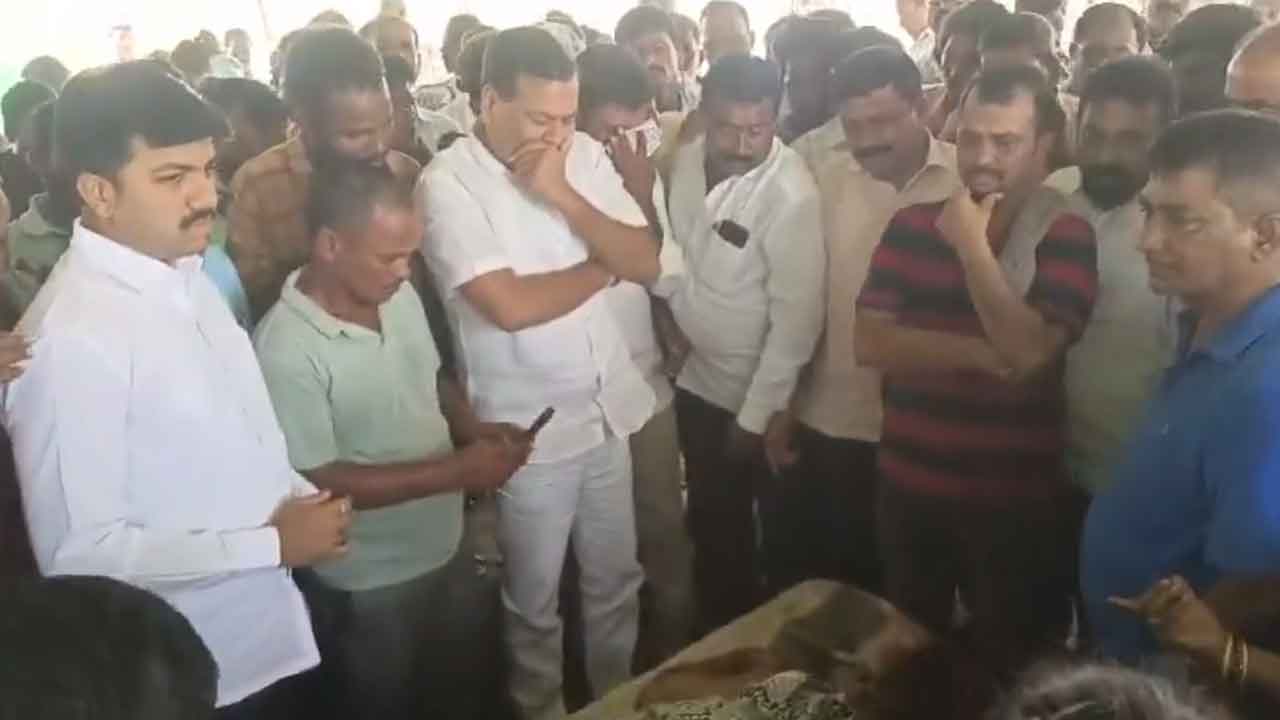 Harshavardhan Reddy | శ్రీధర్ రెడ్డి భౌతికకాయాన్ని చూసి కంటతడి పెట్టుకున్న మాజీ ఎమ్మెల్యే