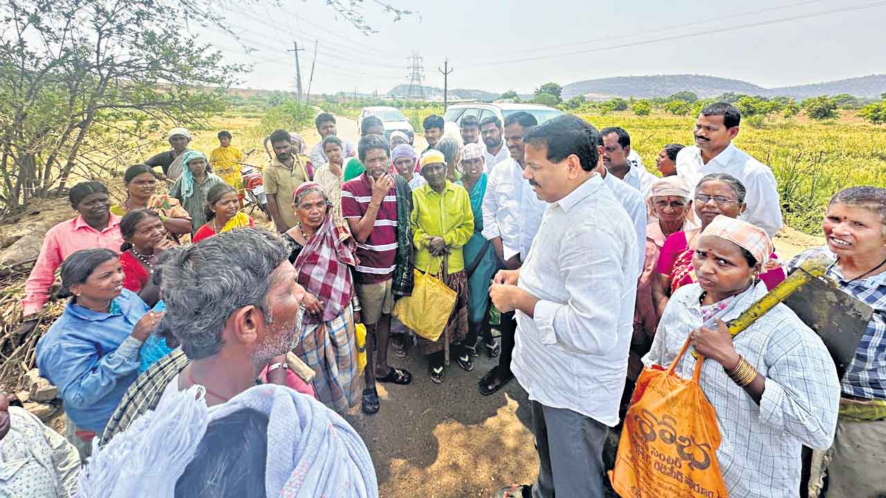 Kollapur | బుద్ధొచ్చింది కాంగ్రెస్కు ఓటెయ్యం.. మొన్న ఆ పార్టీకి ఓటేసి మోసపోయినం: ఉపాధి హామీ కూలీలు