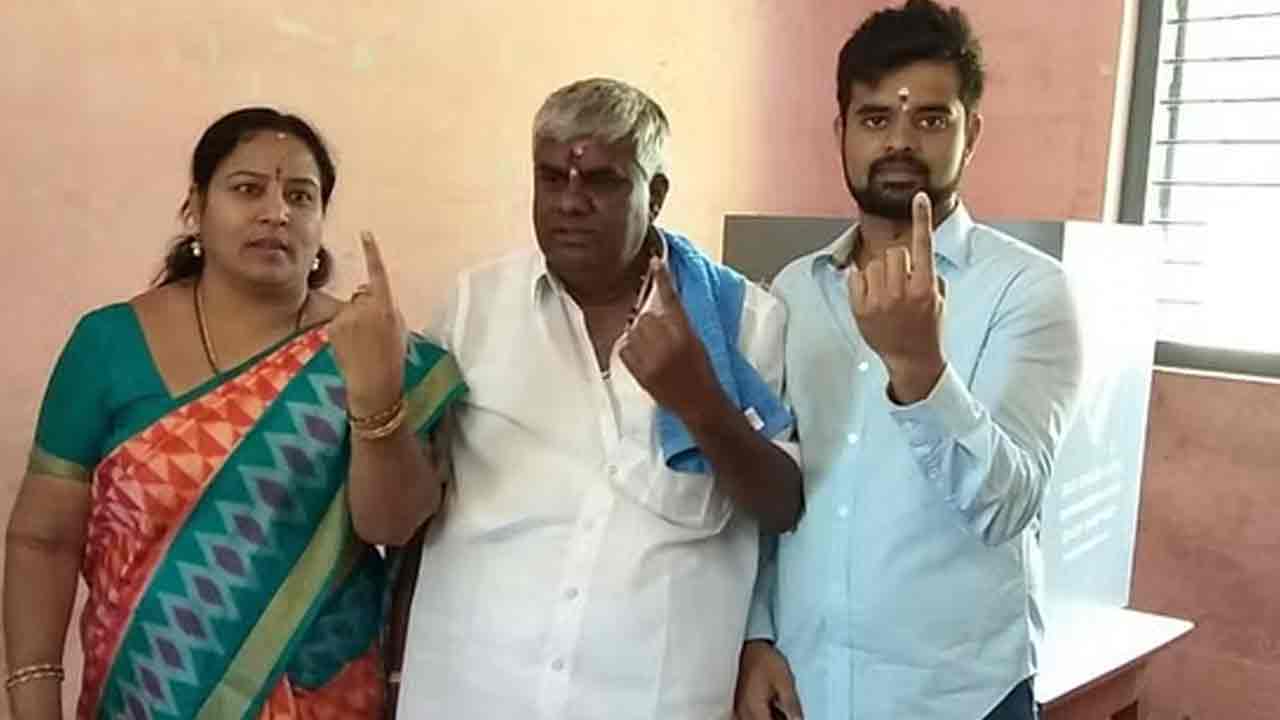 Bhavani Revanna: ప్ర‌జ్వ‌ల్ త‌ల్లి భ‌వానీ రేవ‌ణ్ణ‌కు సిట్ నోటీసులు