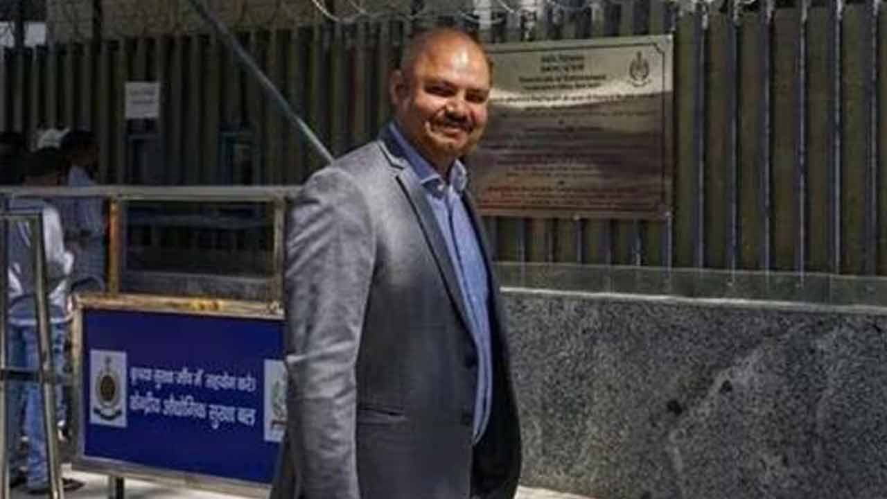 కేజ్రీవాల్‌ సహాయకుడిపై కేసు