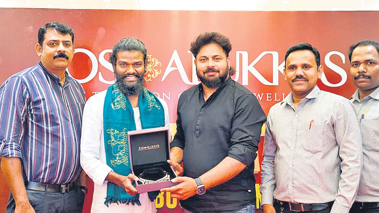 జోస్‌ ఆలుక్కాస్‌లో బిగ్‌బాస్‌ సీజన్‌ 7 విన్నర్‌కు డైమండ్‌ నెక్లెస్‌ బహూకరణ